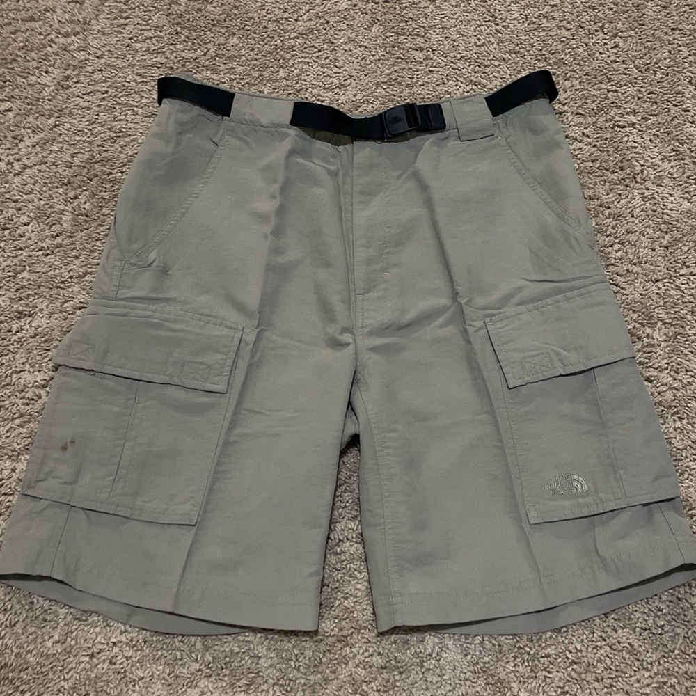 Men’s The North Face nylon cargo shorts size M khaki